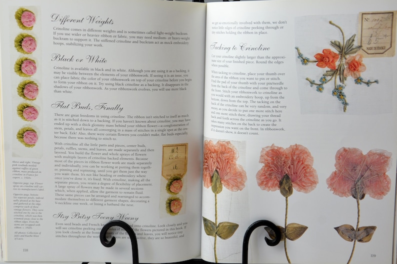 Peut inclure: Une page de livre avec du texte sur les diff&eacute;rents poids de crinoline et comment l'attacher au tissu. La page montre &eacute;galement un gros plan de plusieurs fleurs en tissu rose.
