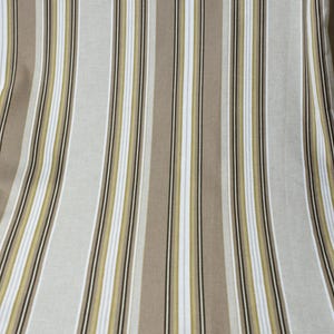 Puede incluir: Tela con rayas verticales en tonos beige, marr&oacute;n, blanco y verde oliva. Las rayas var&iacute;an en ancho, creando una apariencia texturizada. Adecuada para tapicer&iacute;a o decoraci&oacute;n del hogar.