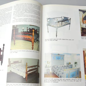 K&ouml;nnte beinhalten: Eine Sammlung antiker Betten, darunter ein vierpfosten-Seilbett aus Ahorn mit neuen Baldachinen, ein Kirschholz-Seilbett mit einem Deckenrost am Fu&szlig;ende und ein Cottage-Bett mit passendem Tisch und Kommode. Die Betten sind aus Holz gefertigt und weisen verschiedene Stile und Designs auf.