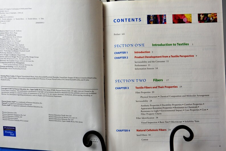 Puede incluir: Un libro titulado "Textiles" con una tabla de contenido que enumera cap&iacute;tulos sobre Introducci&oacute;n a los textiles, Desarrollo de productos desde una perspectiva textil, Fibras textiles y sus propiedades, y Fibras celul&oacute;sicas naturales.