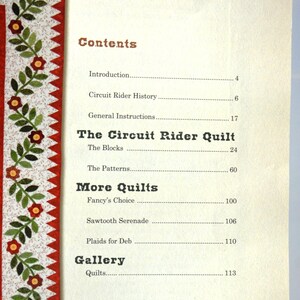Może przedstawiać: Książka zatytułowana "The Circuit Rider Quilt" z treścią, kt&oacute;ra zawiera listę r&oacute;żnych wzor&oacute;w patchwork&oacute;w i odpowiadających im numer&oacute;w stron. Okładka książki przedstawia wz&oacute;r patchworku w kolorze czerwonym, białym i zielonym z motywem kwiatowym.