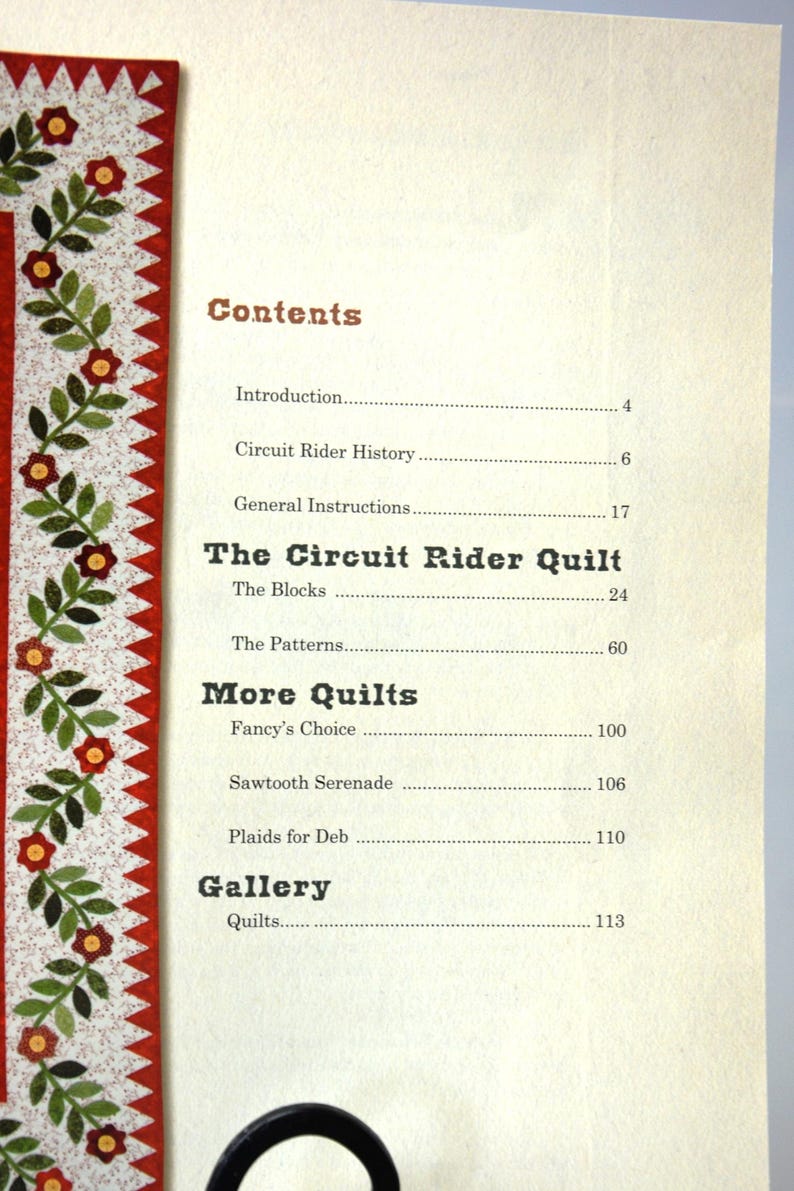 Może przedstawiać: Książka zatytułowana "The Circuit Rider Quilt" z treścią, kt&oacute;ra zawiera listę r&oacute;żnych wzor&oacute;w patchwork&oacute;w i odpowiadających im numer&oacute;w stron. Okładka książki przedstawia wz&oacute;r patchworku w kolorze czerwonym, białym i zielonym z motywem kwiatowym.