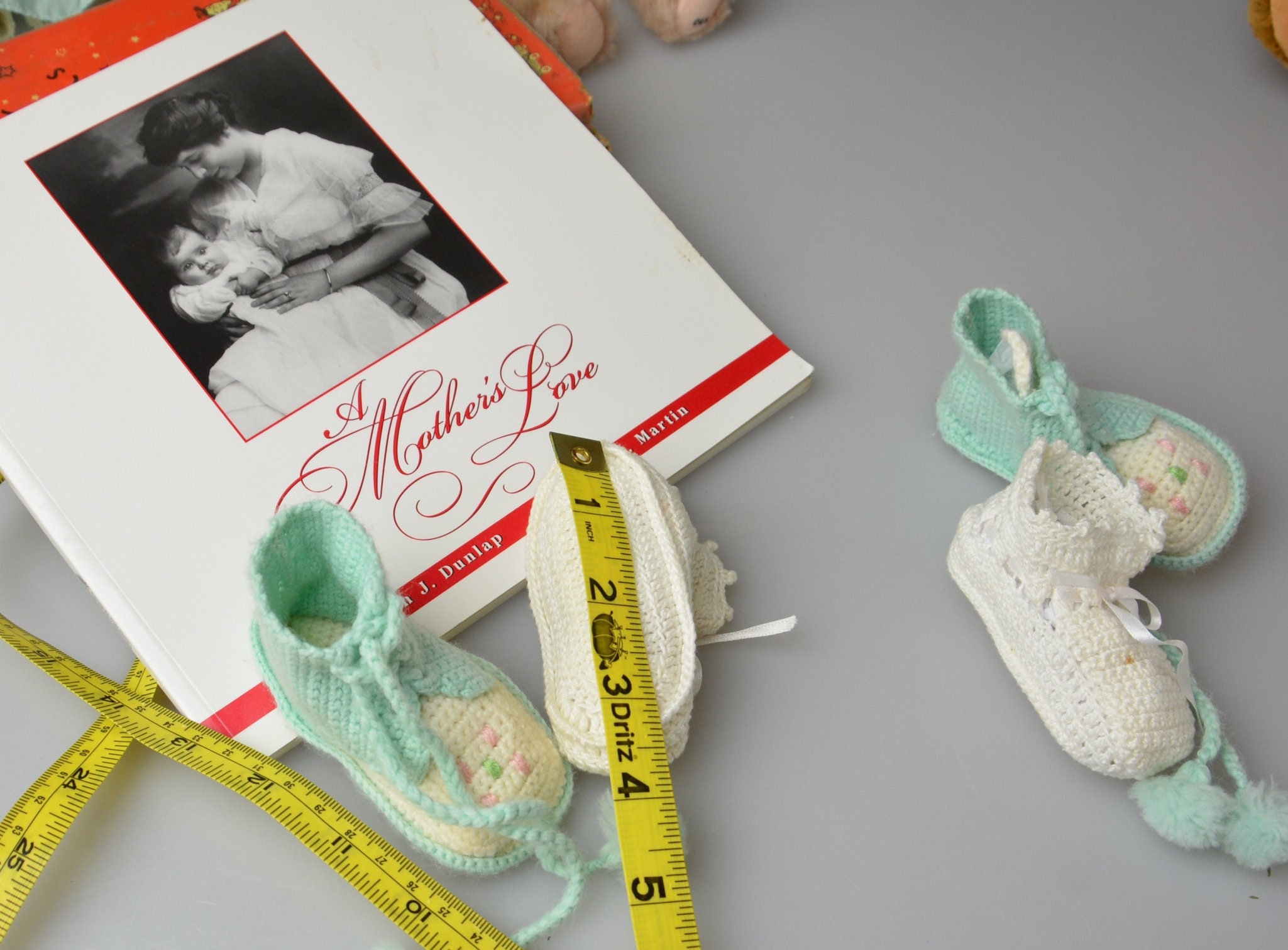 Chaussons Bébé Vintage Crochetés Main - Bleu Avec Fleur - Occasion En Très Bon état - Pièce Unique