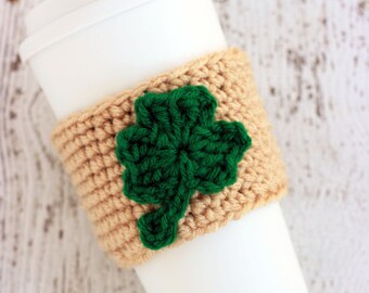 Patrón de funda para taza de café con forma de trébol a crochet