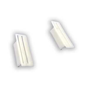 Könnte beinhalten: Zwei weiße Kunststoff-Eckwinkel mit jeweils zwei Schlitzen. Die Winkel sind für die Verbindung von zwei Holz- oder anderen Werkstücken im rechten Winkel ausgelegt.