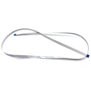 Puede incluir: Un cable de cinta plano gris con una serie de cables finos y paralelos. El cable tiene cinta azul en cada extremo y texto impreso a lo largo de su longitud. El cable está diseñado para dispositivos electrónicos.