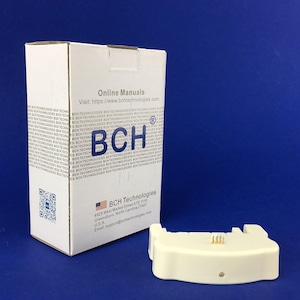 Könnte beinhalten: Ein weißer Karton und eine cremefarbene elektronische Komponente werden vor blauem Hintergrund gezeigt. Auf dem Karton steht "BCH Technologies" und eine Website-Adresse. Die Komponente hat goldfarbene Pins.