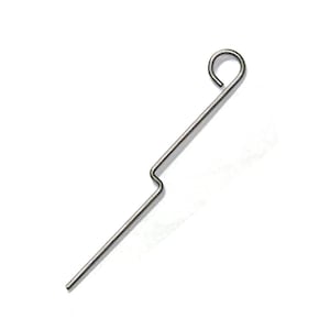 Pode incluir: Uma ferramenta de arame de metal prateado com uma extremidade em laço e uma secção dobrada. A ferramenta tem um corpo reto e fino e é provavelmente usada para um propósito mecânico ou artesanal específico. O fundo é branco liso.