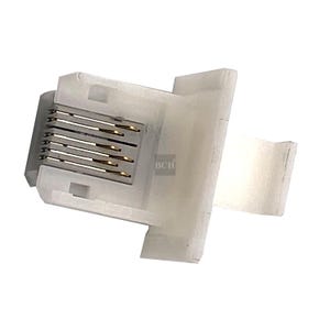 Könnte beinhalten: Ein weißer Kunststoffstecker mit goldfarbenen Metallkontakten. Der Stecker hat eine kleine, rechteckige Lasche an der Seite.