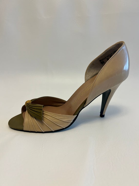 Chandlers Womens 7.5 Cream, Olive & Gold Leather V