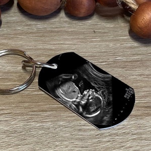 Pregnancy announcement, Dad to be ultrasound keychain, Sonogram photo keychain with custom quote, Baby scan gift, Sentimental gift immagine 3