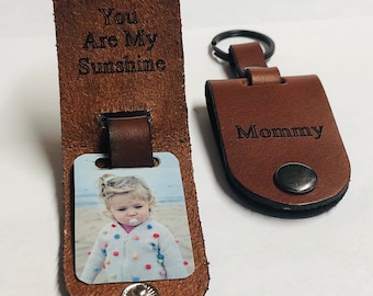 Leather keychain for Mom | Photo keychain personalized | Custom picture keychain | Gift from kids | Choice of color and engraving.