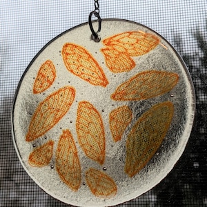 Opalescent Cicada Wing Fused Glass Suncatcher - Immagini serigrafate su catena di rame