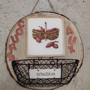 Peut inclure: Une pancarte ronde en bois avec les mots "COURS AUX" en lettres de cuivre. La pancarte a une image brodée blanche d'un panier d'oignons et les mots "écha.c.otes" sur une étiquette en tissu blanc.