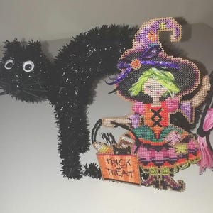 Patty la sorcière et son chat - broderie faite main au point de croix et perles