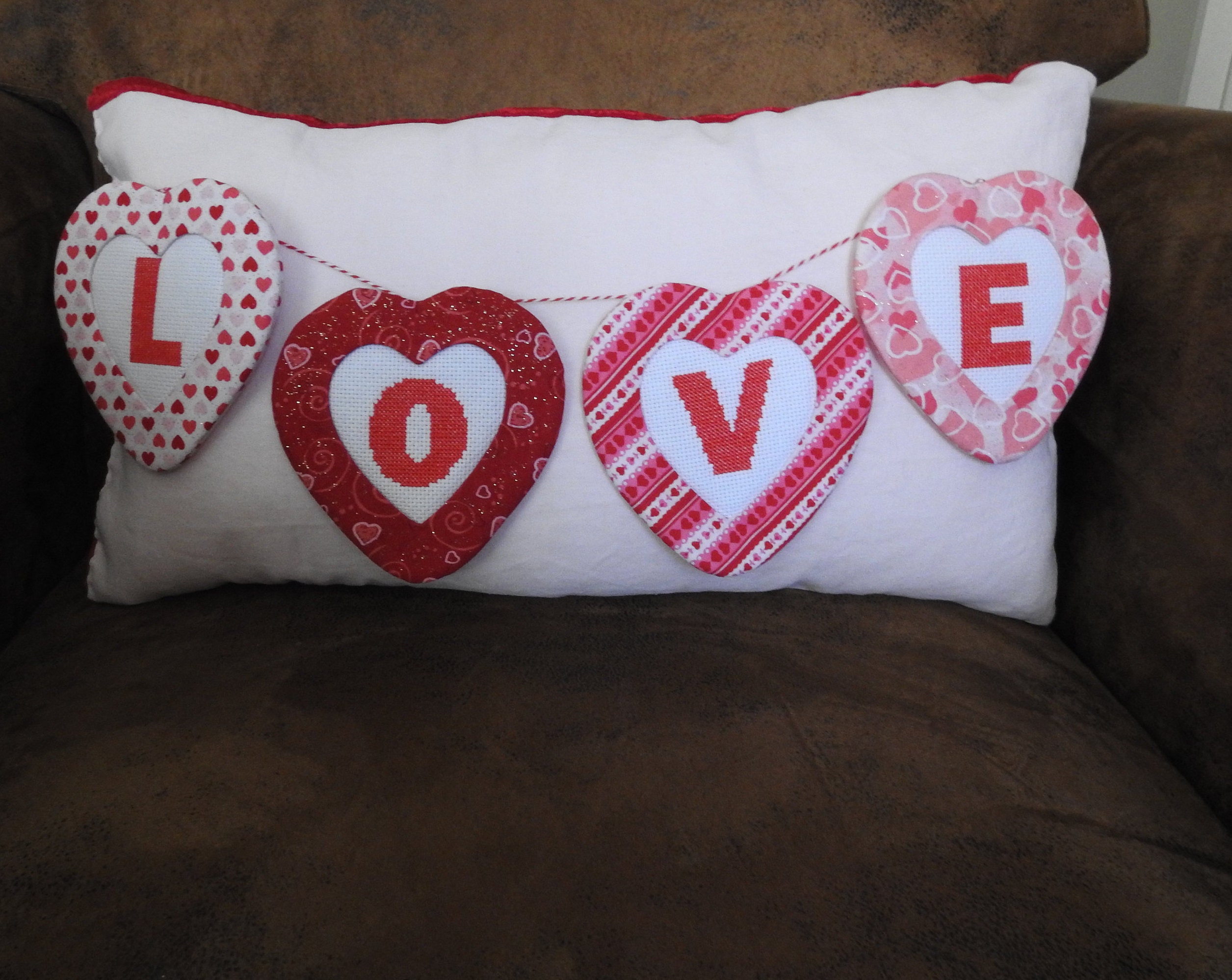 Coussin et Sa Guirlande de Coeur Love - Broderie Point Croix Faite Main