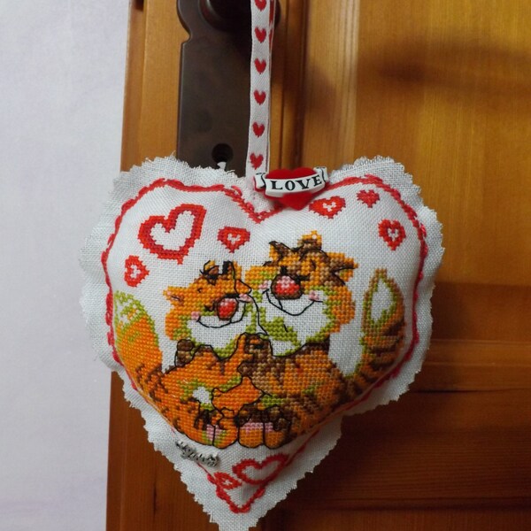 Coussin de porte coeur chats  LOVE - broderie faite main au point compté