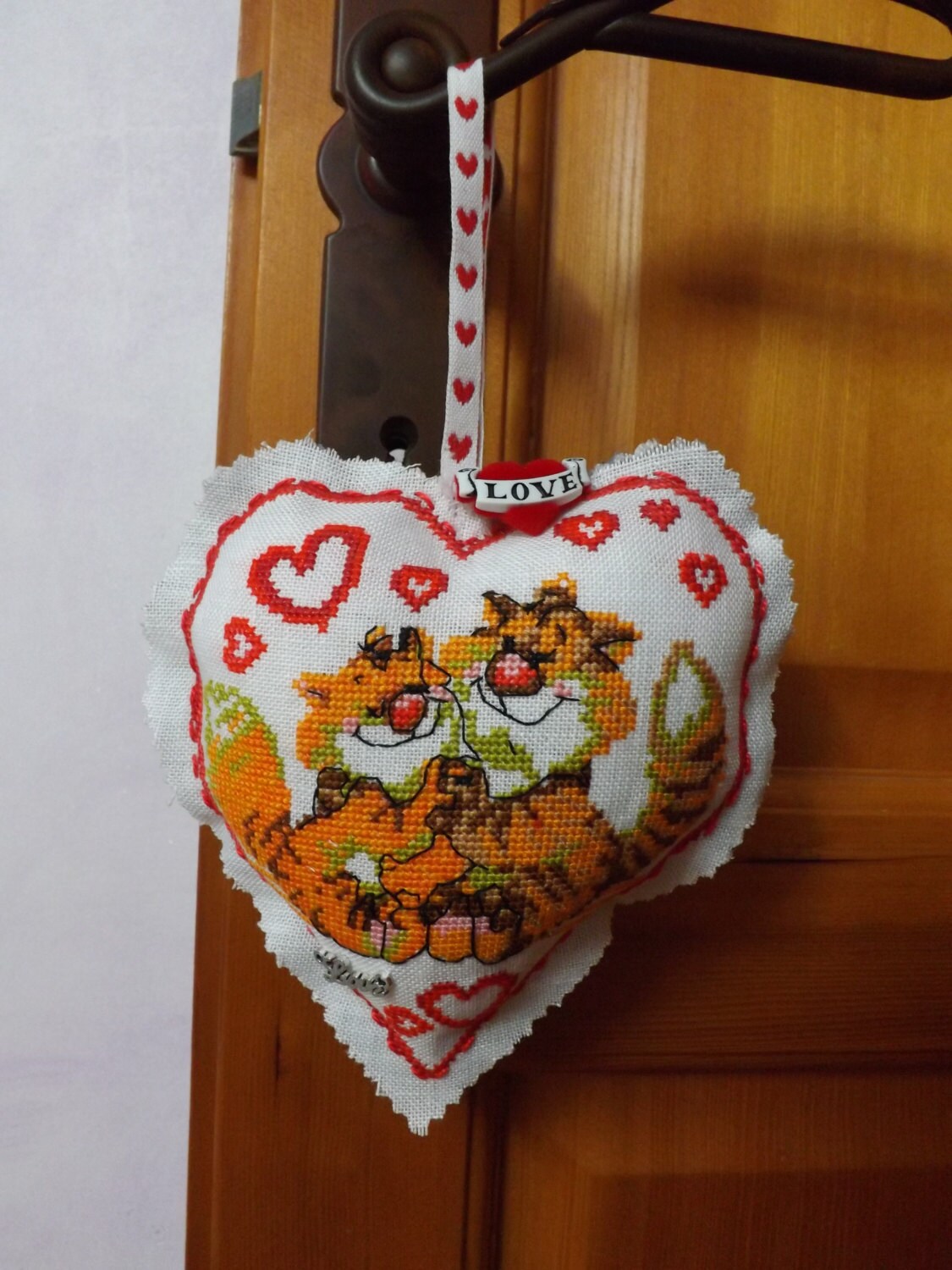 Coussin de Porte Coeur Chats Love - Broderie Faite Main Au Point Compté