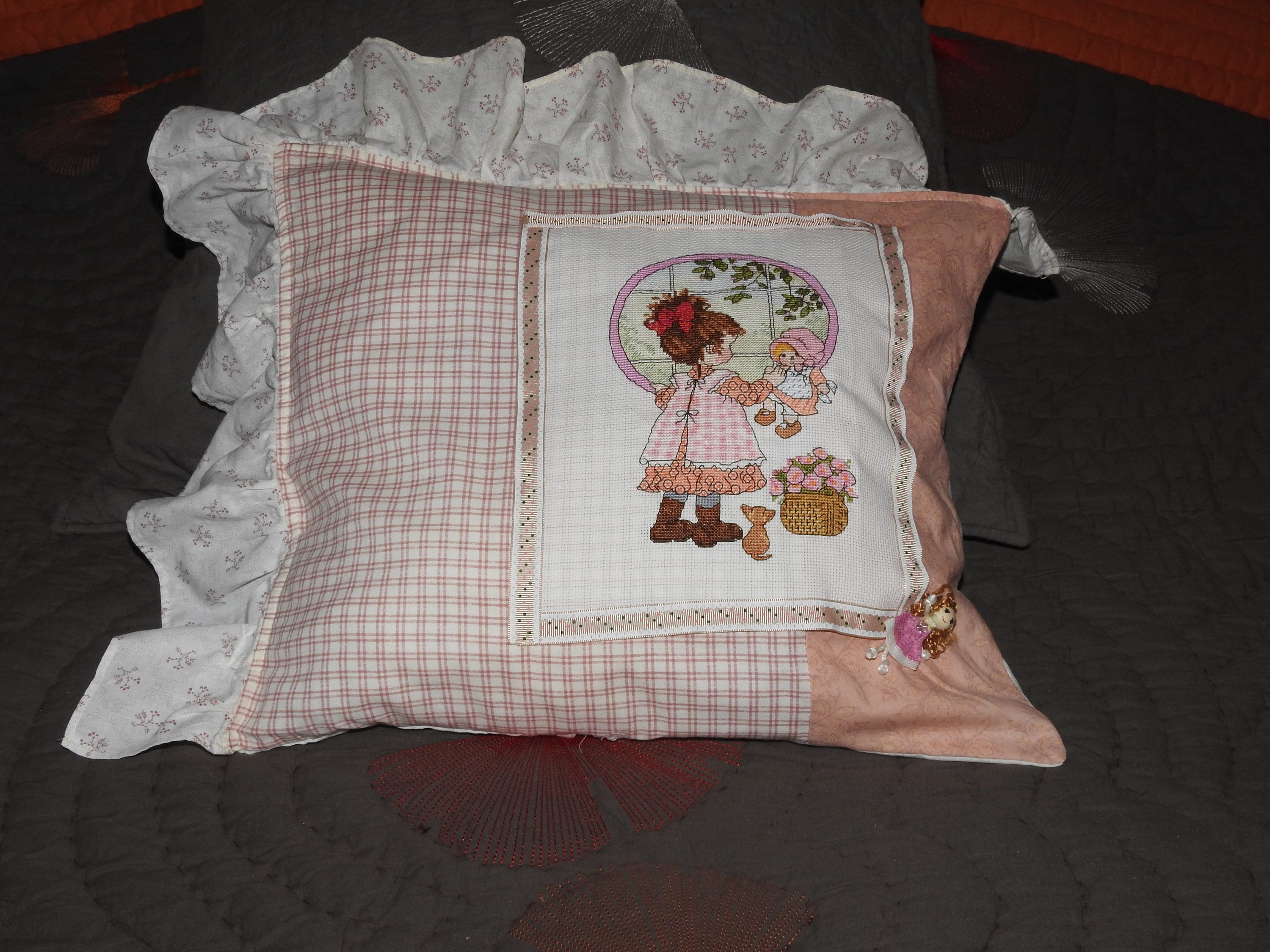 Coussin Sarah Kay, Près de La Fenêtre - Broderie Point Croix Faite Main