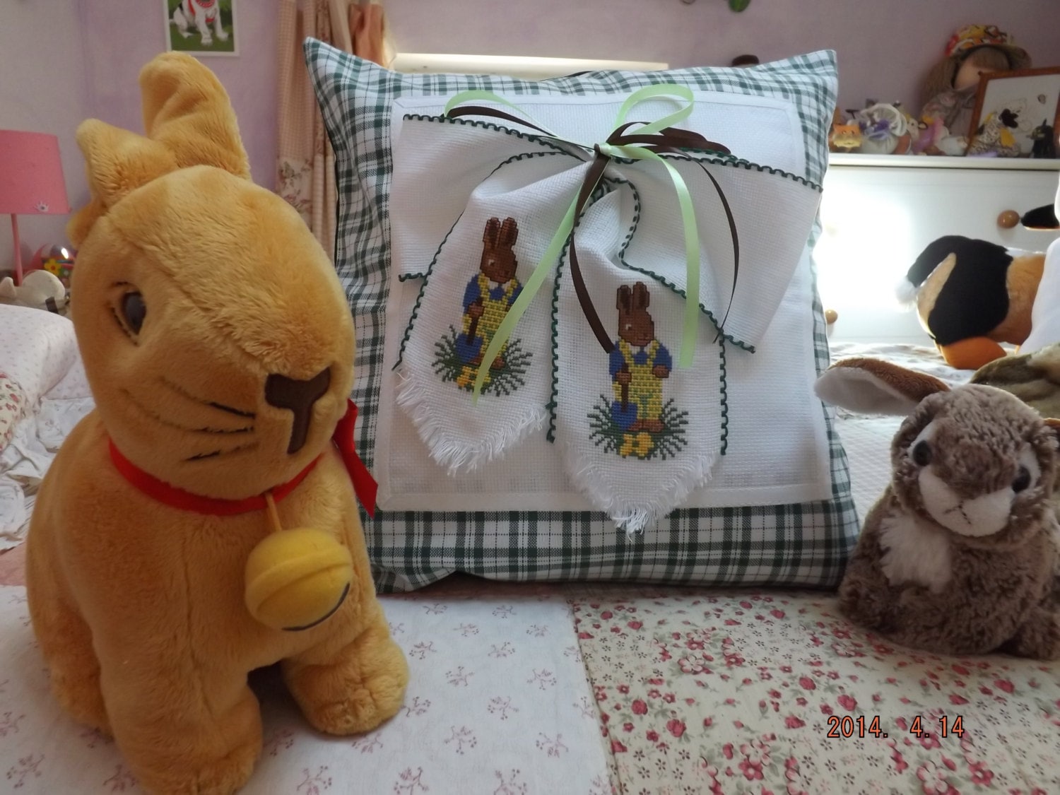 Coussin Lapin de Paques - Broderie Main Au Point Compté