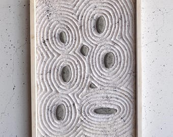 Weiße Zen-Wandskulptur strukturiertes abstraktes Steinrelief, Wabi Sabi Japandi-Dekor-handgemachte minimalistische Kunst, neutrale getönte Kunst, minimalistische Kunst