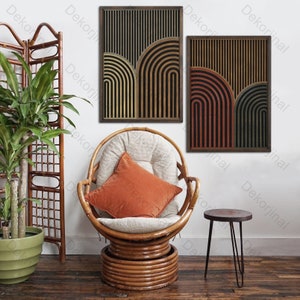 Op de afbeelding: Twee ingelijste abstracte geometrische prints met een zwarte achtergrond en kleurrijke strepen en bogen. De prints hangen aan een witte muur boven een rieten stoel en een kleine zwarte bijzettafel.