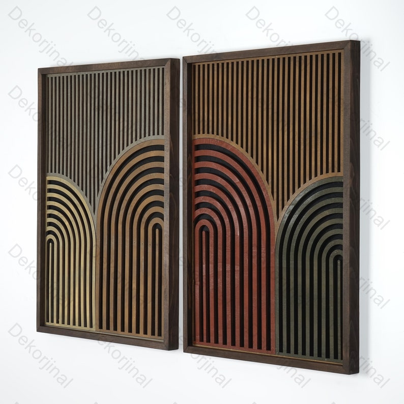 Op de afbeelding: Twee houten wandpanelen met een geometrisch ontwerp. De panelen zijn gemaakt van donker hout en hebben een patroon van concentrische cirkels en verticale lijnen in tinten bruin, rood en groen.
