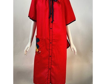 vintage Smart Time Womens House Dress Rouge Midi Pocket Tie Neck + Potholder L Nouveau