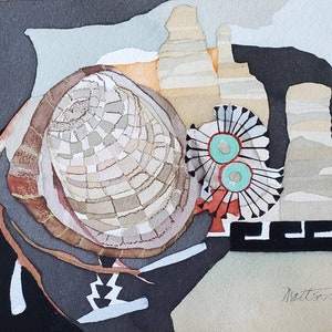 Pode incluir: Pintura em aquarela abstrata com tons suaves. A obra de arte apresenta um elemento central circular com um padrão quadriculado, juntamente com figuras e formas geométricas estilizadas. A paleta de cores consiste em marrons, cinzas e toques de verde-azulado e vermelho.