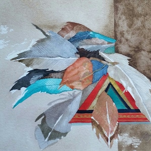 Op de afbeelding: Waterverf schilderij van een verzameling veren in tinten van bruin, grijs, blauw en turquoise. De veren zijn gerangschikt in een geometrisch patroon met een rode, gouden en turquoise rand.