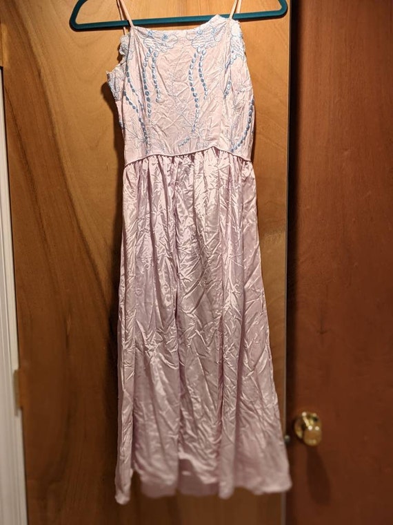 Vintage summer dress with floral embroidery - image 1