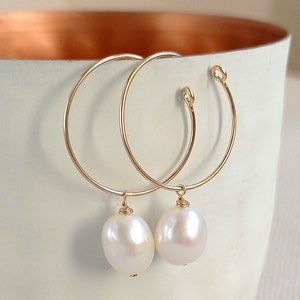 Delicate hoop earrings with baroque pearls, thin hoop earrings in gold with large pearls, boho hoop earrings for hooking, large hoop earrings for bride with drops