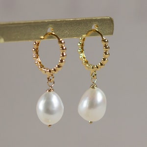 Golden hoop earrings with pearls, hoop earrings with baroque pearls, boho clip earrings, hoop earrings with large pearls, small pearl earrings, gift