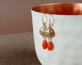 Petites boucles d'oreilles en or avec corail, boucles d'oreilles délicates avec corail, boucles d'oreilles en corail filigrane en orange, cadeau de Noël pour votre partenaire