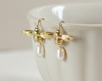 Hanging bee earrings in gold with white pearls, filigree bridal earrings with golden bees, small earrings with oval freshwater pearls