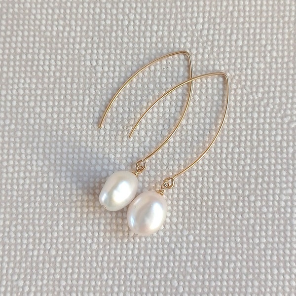 Boucles d'oreilles longues avec perles baroques, boucles d'oreilles pendantes avec perles blanches, boucles d'oreilles en perles subtiles, cadeau pour petite amie, boucles d'oreilles en perles mariée