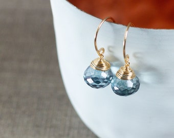 Boucles d'oreilles pendantes en or avec pierres précieuses bleues, boucles d'oreilles bleu foncé, boucles d'oreilles en pierres précieuses en filigrane, boucles d'oreilles en or délicates, cadeau pour maman