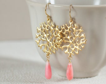 Long hanging earrings in gold with coral, maritime earrings with pink drops, real coral earrings with ornaments, elegant earrings