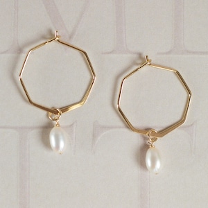 Boho hoop earrings in gold with oval pearls, hoop earrings with pearl pendant, filigree hoop earrings with freshwater pearls, pearl earrings, gift for teenagers