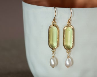 Boucles d'oreilles pendantes en filigrane avec pierres vert clair et perles blanches, boucles d'oreilles pendantes élégantes en vert, cadeau de Noël pour les femmes