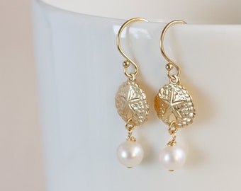 Filigree hanging earrings with white pearls, earrings with sand dollar in gold, elegant gold earrings with white pearls, gift for women