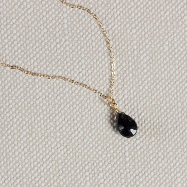 Kette mit schwarzem Onyx, Goldkette mit schwarzem Stein, Halskette mit Stein, schwarze Kette Gold, minimalistische Edelsteinkette