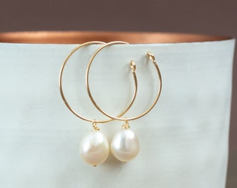 Delicate hoop earrings with baroque pearls, thin hoop earrings in gold with large pearls, boho hoop earrings to hook in, large hoop earrings for bride with drops