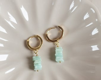 Kleine Boho-Creolen in Gold mit Amazonit in Mint, Clip Creolen mit Edelsteinen in Türkis, hellblaue Creolen, filigrane Creolen mit Anhänger