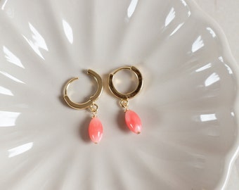 Clip earrings in gold with pink coral, small earrings for pendants with coral beads, real coral earrings, boho earrings with stones