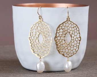 Statement earrings with pearls, hanging earrings with baroque pearls, long floral pearl earrings, large bridal earrings with large pearls