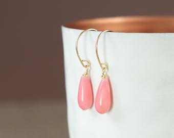 Boucles d'oreilles fines en or avec vrai corail rose, boucles d'oreilles corail suspendues, boucles d'oreilles en or filigrane rose, cadeau de Noël pour femme