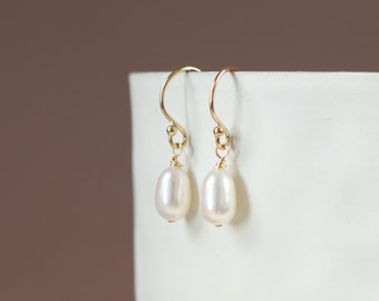 Earrings with small pearls, small pearl earrings in gold, earrings with oval freshwater pearls, simple bridal earrings with pearls