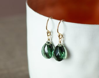 Filigraan oorbellen in goud met donkergroene edelstenen, oorbellen met druppelvormige hangers, groene oorbellen goud, cadeau voor vrouwen