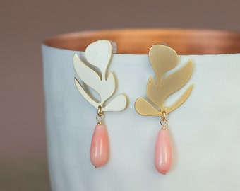 Stud earrings with pink coral, matt gold-plated stud earrings with pink coral drops, real coral earrings, floral gold stud earrings